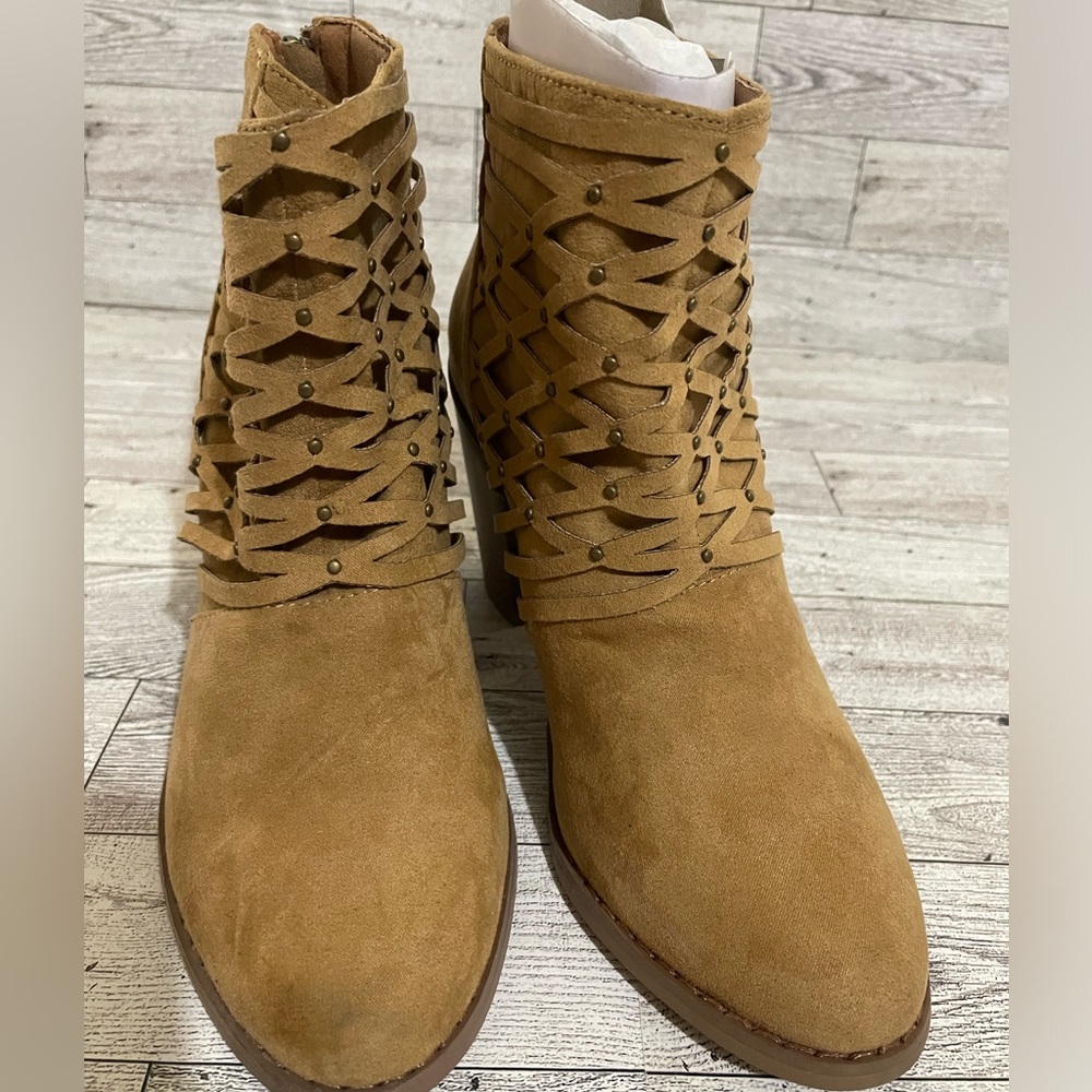 Women’s size 6 JustFab Booties
